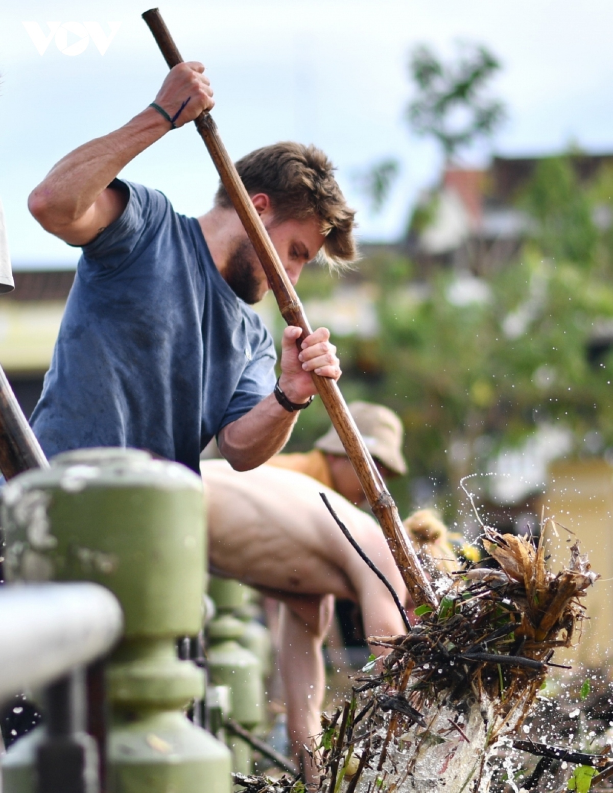 foreign tourists unite in effort to clean up hoi an after typhoon noru picture 7