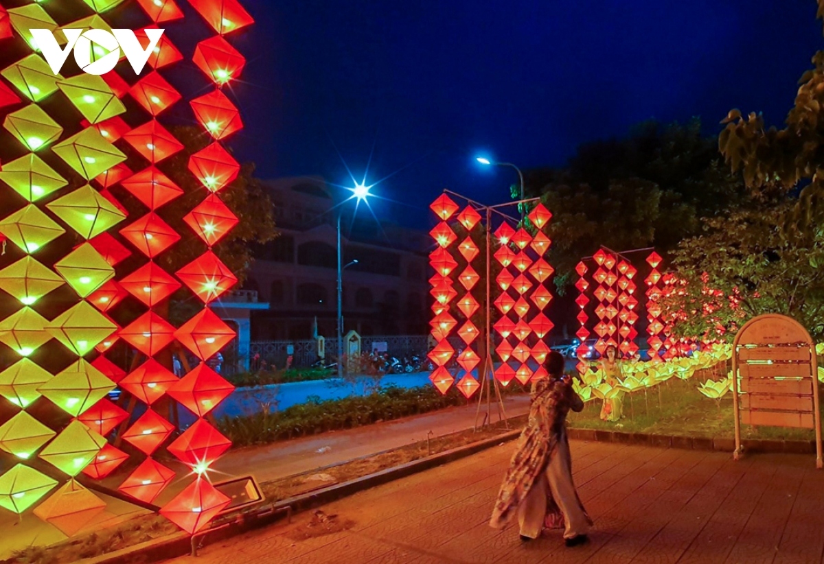 sparkling lanterns in hue celebrate mid-autumn festival picture 10