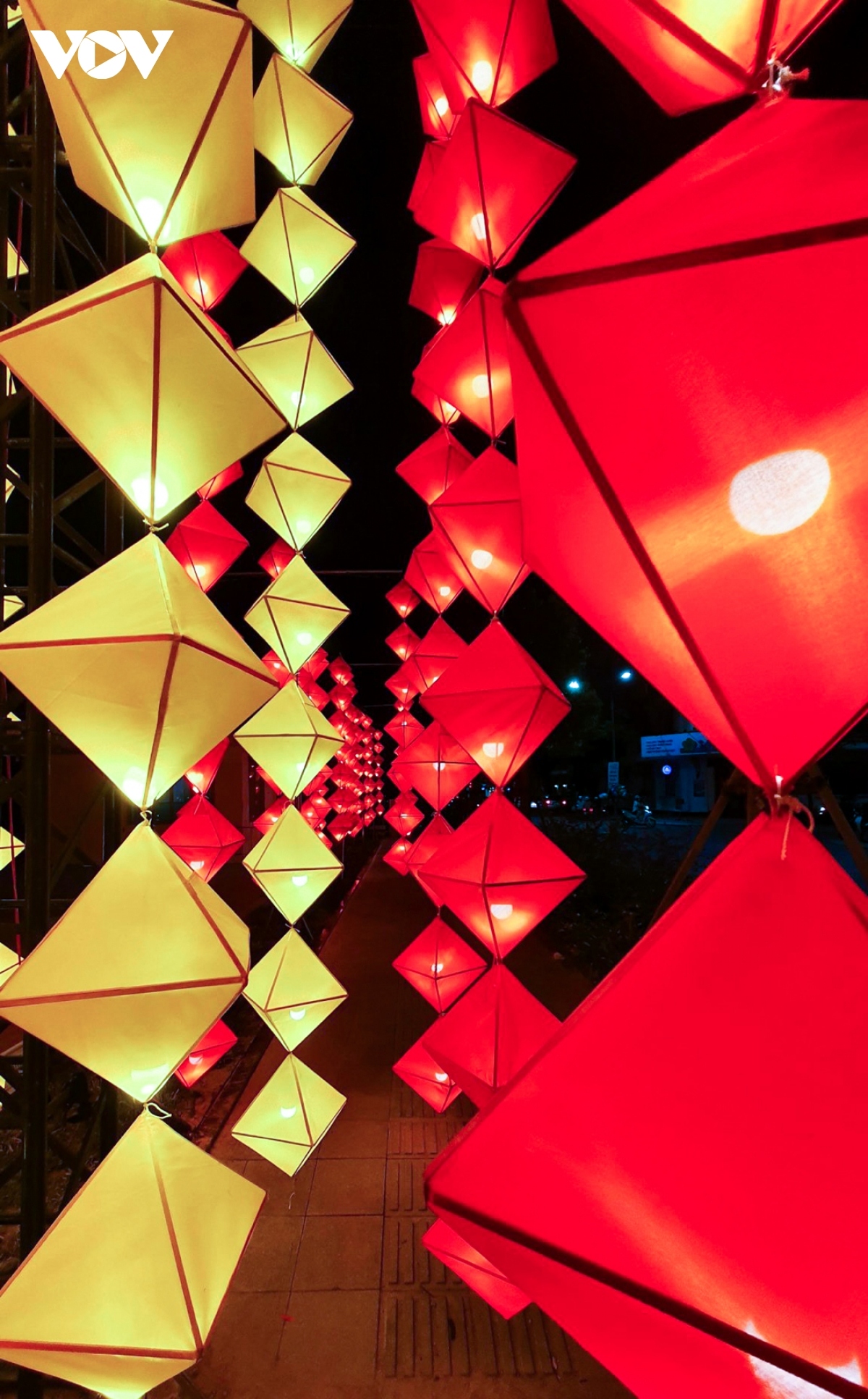 sparkling lanterns in hue celebrate mid-autumn festival picture 9