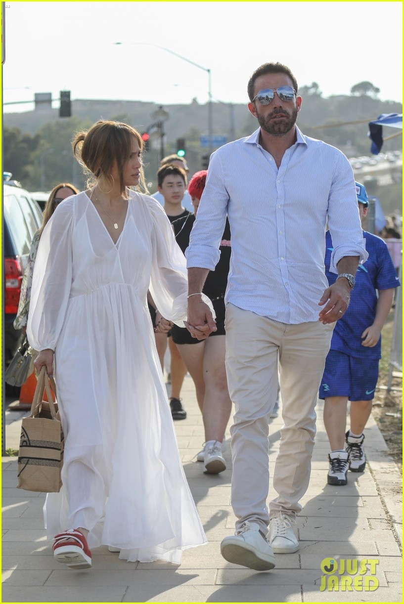 Jennifer Lopez diện đầm mỏng manh ra phố cùng chồng trẻ - Ảnh 2.