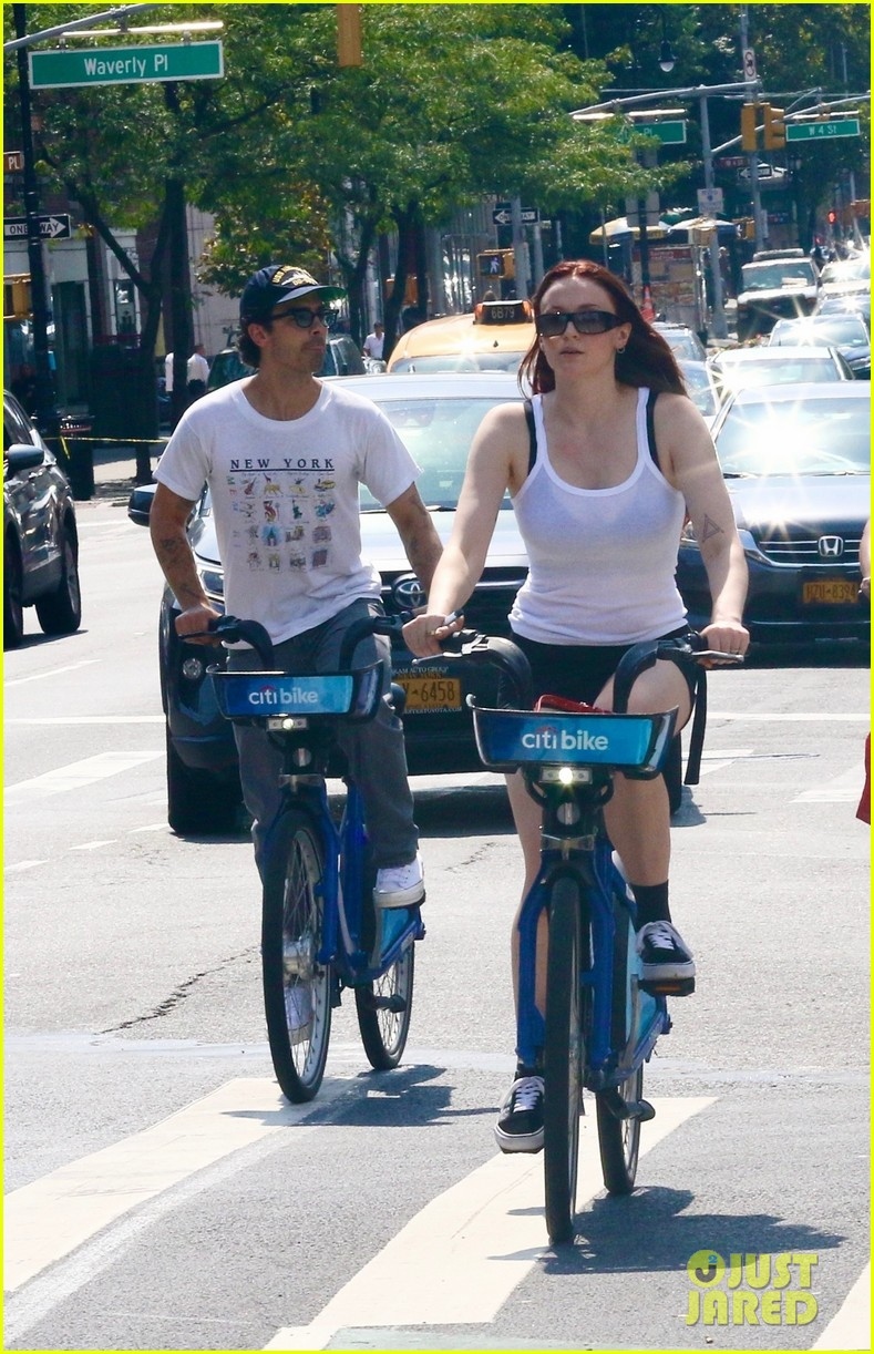 Sophie Turner để mặt mộc xinh đẹp đạp xe dạo phố cùng chồng - Ảnh 4.