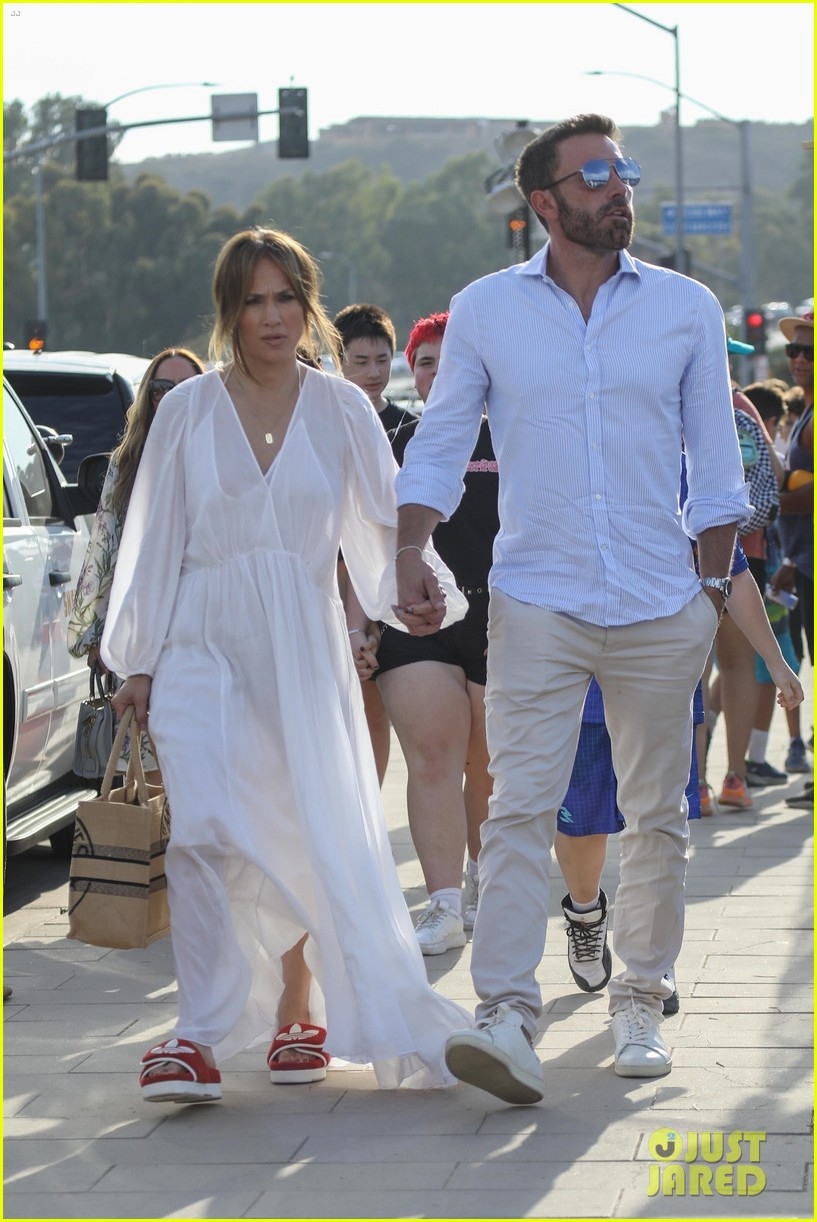 Jennifer Lopez diện đầm mỏng manh ra phố cùng chồng trẻ - Ảnh 4.
