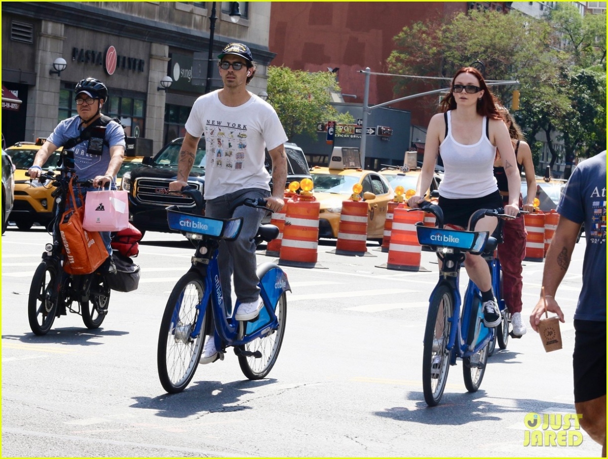 Sophie Turner để mặt mộc xinh đẹp đạp xe dạo phố cùng chồng - Ảnh 5.