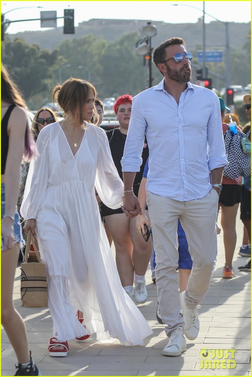 Jennifer Lopez diện đầm mỏng manh ra phố cùng chồng trẻ - Ảnh 5.