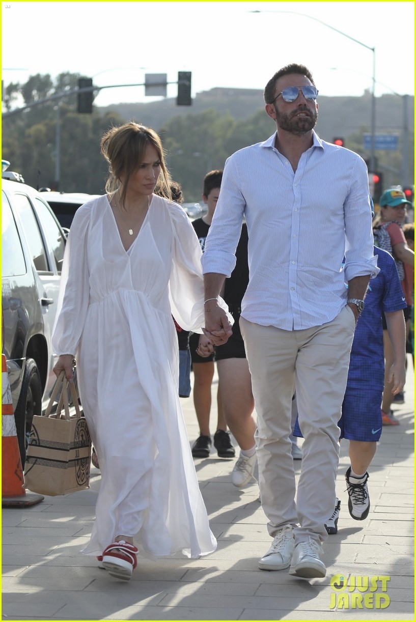 Jennifer Lopez diện đầm mỏng manh ra phố cùng chồng trẻ - Ảnh 6.