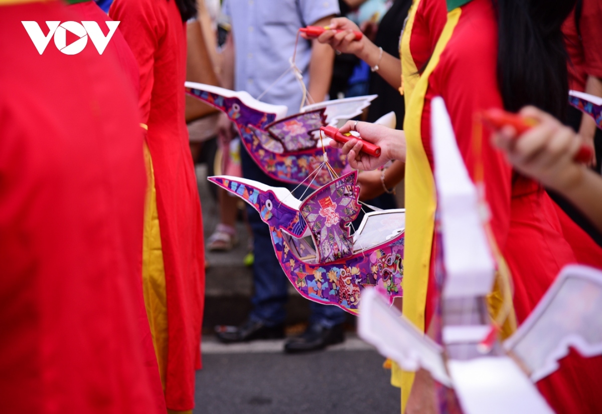 lion dance excites street crowds as full moon festival in full swing picture 8