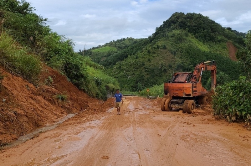 Thông tuyến 6 điểm sạt trượt ta luy dương trên đường Hồ Chí Minh