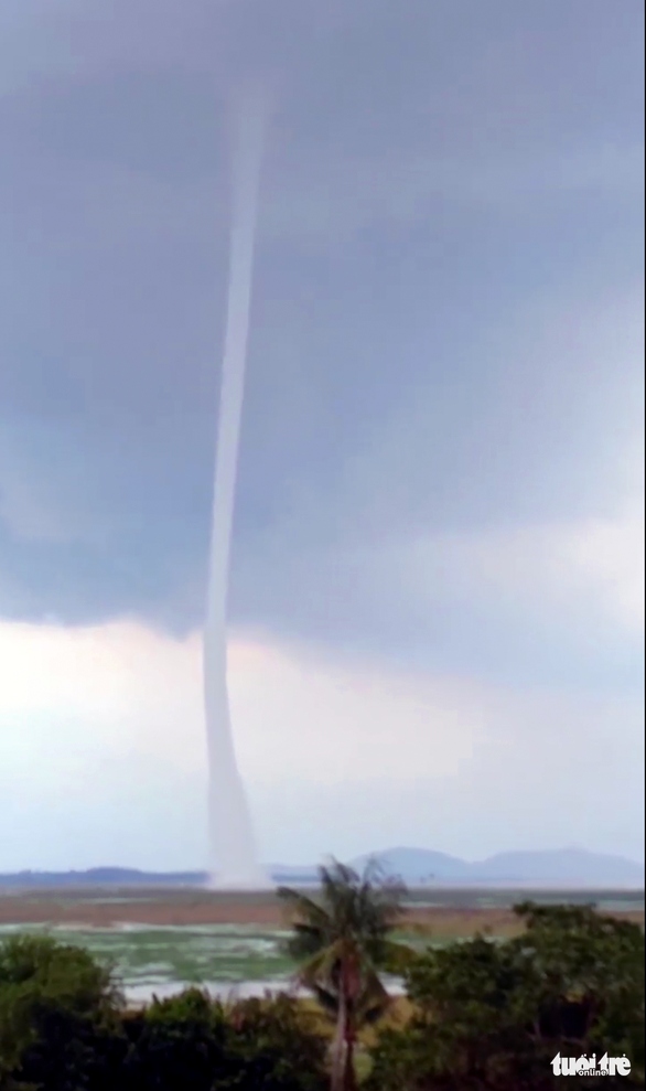 waterspout sweeps through tri an lake in dong nai picture 1