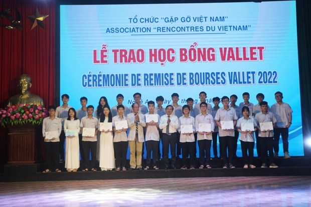 vallet scholarships granted to more than 120 students in nghe an picture 1