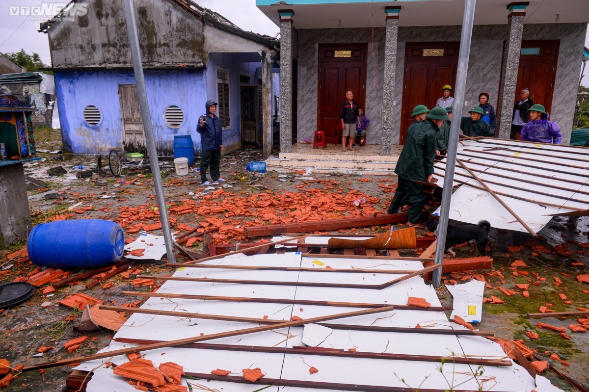 nguoi dan mien bien o hue ua nuoc mat nhin nha cua, tai san bi bao noru tan pha hinh anh 16