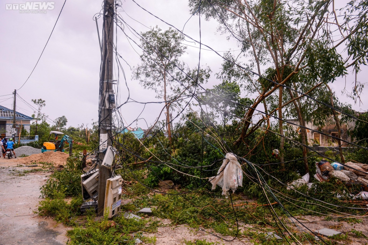 nguoi dan mien bien o hue ua nuoc mat nhin nha cua, tai san bi bao noru tan pha hinh anh 18