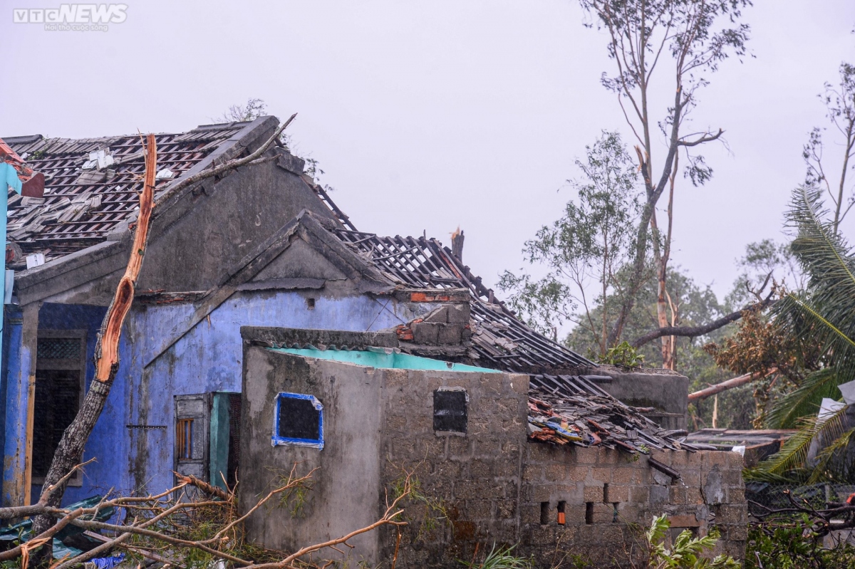 nguoi dan mien bien o hue ua nuoc mat nhin nha cua, tai san bi bao noru tan pha hinh anh 19