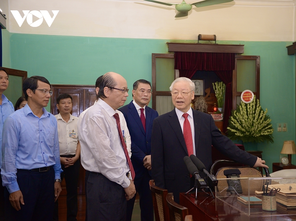 party leader offers incense to late president ho chi minh picture 2 party leader offers incense to late president ho chi minh picture 2