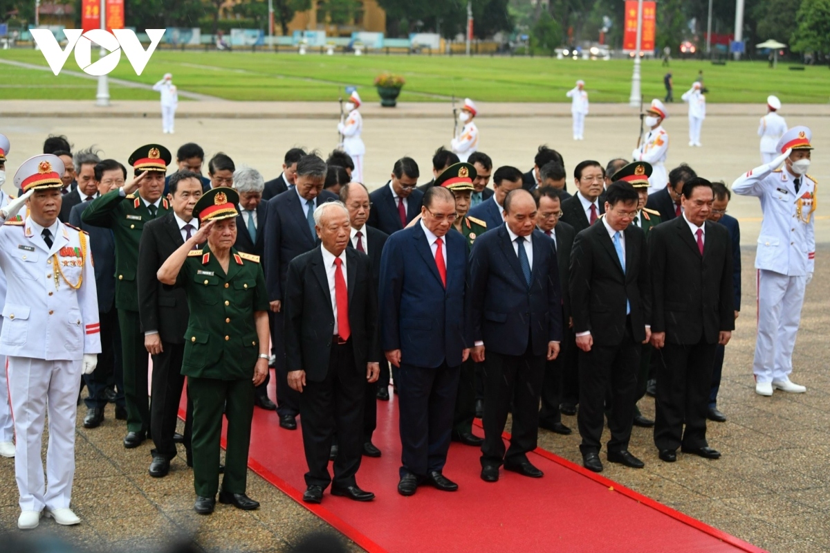 leaders commemorate president ho chi minh on national day picture 1