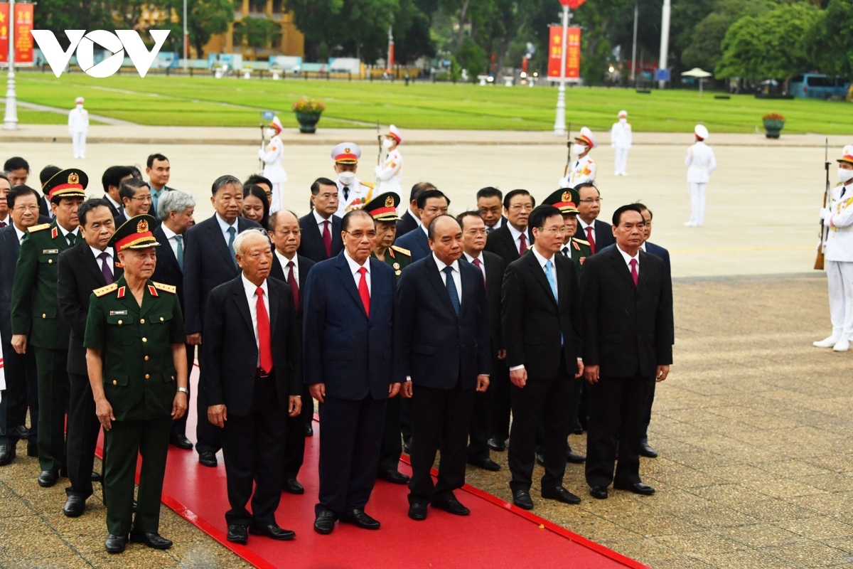 leaders commemorate president ho chi minh on national day picture 2