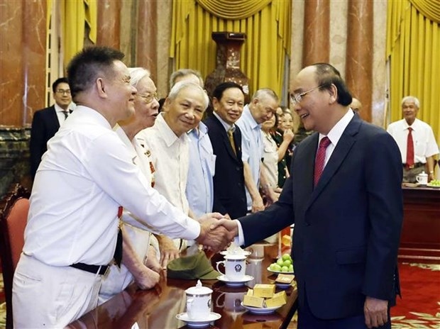 president meets cadres who once served late president ho chi minh picture 1