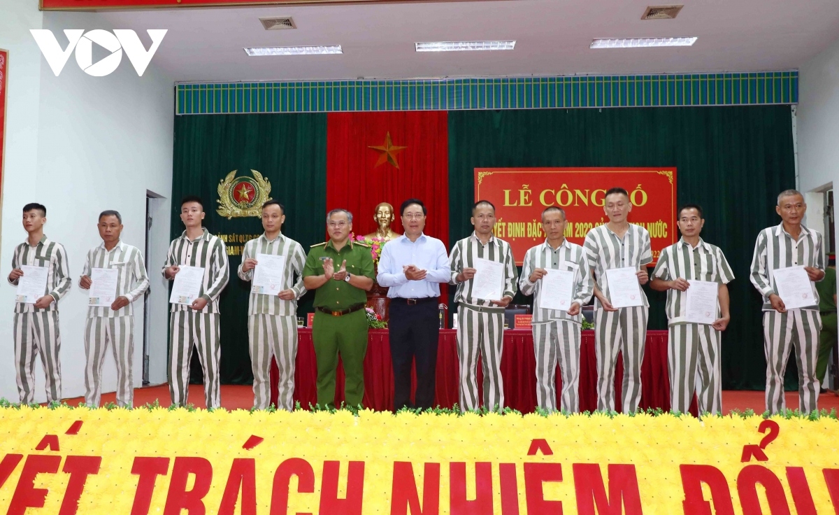 deputy pm grants parole to 71 prisoners in vinh phuc picture 5