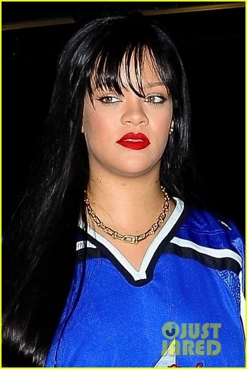 Rihanna mặc đồ quá khổ, trang điểm trắng bệch ra phố - Ảnh 2.