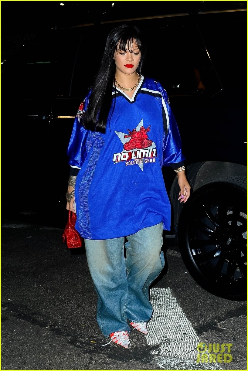 Rihanna mặc đồ quá khổ, trang điểm trắng bệch ra phố - Ảnh 3.