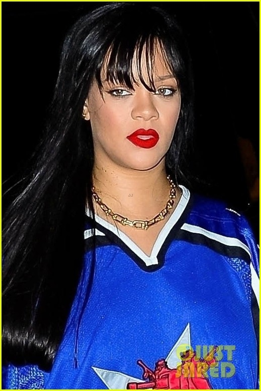 Rihanna mặc đồ quá khổ, trang điểm trắng bệch ra phố - Ảnh 4.