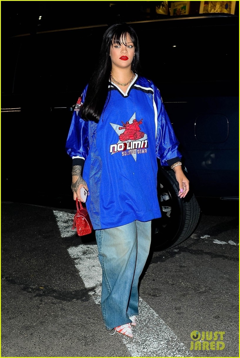 Rihanna mặc đồ quá khổ, trang điểm trắng bệch ra phố - Ảnh 5.