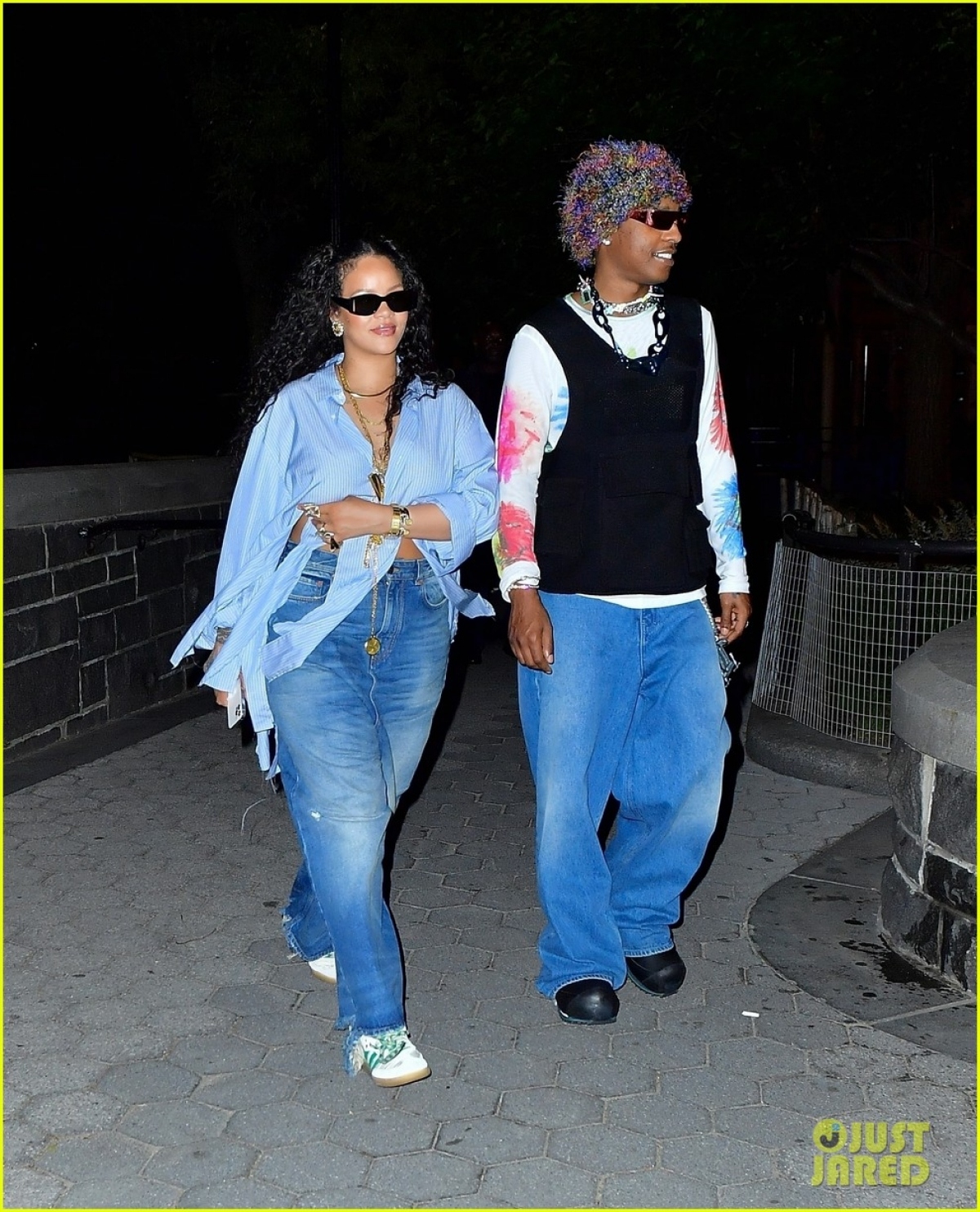 Rihanna mặc đồ quá khổ, trang điểm trắng bệch ra phố - Ảnh 6.