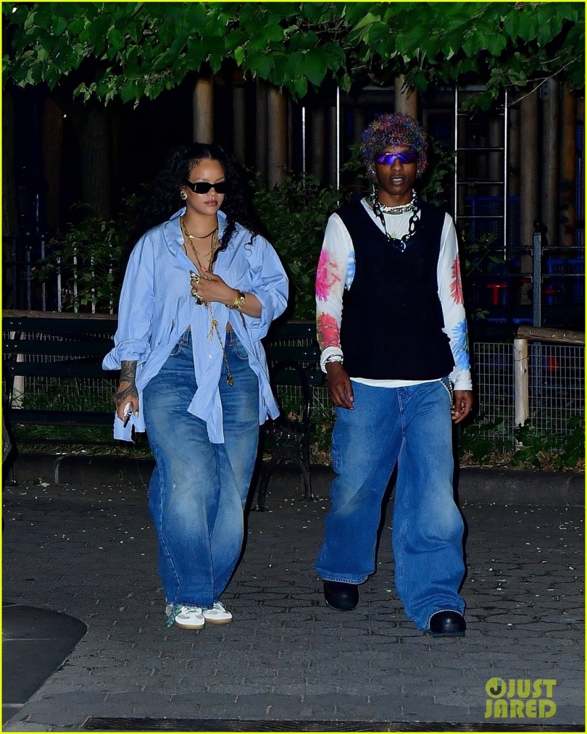 Rihanna mặc đồ quá khổ, trang điểm trắng bệch ra phố - Ảnh 7.