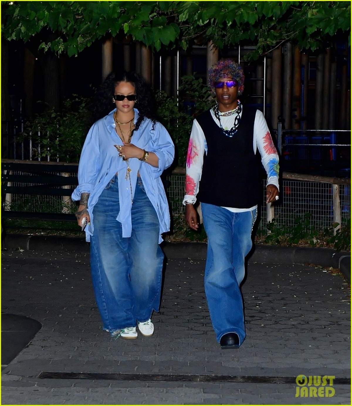 Rihanna mặc đồ quá khổ, trang điểm trắng bệch ra phố - Ảnh 8.