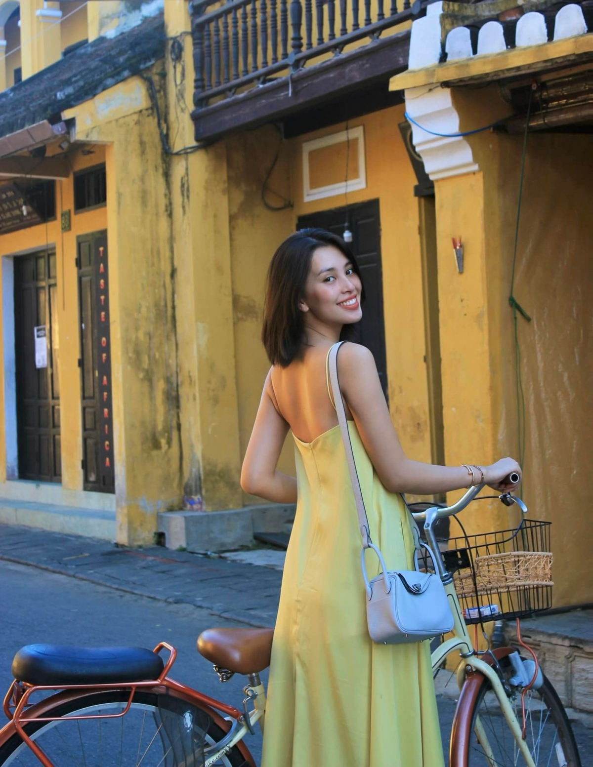 Hoa hậu Tiểu Vy khoe sắc xinh đẹp dưới nắng ở quê nhà Hội An - Ảnh 1.
