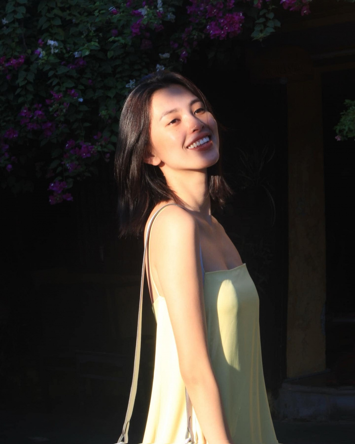 Hoa hậu Tiểu Vy khoe sắc xinh đẹp dưới nắng ở quê nhà Hội An