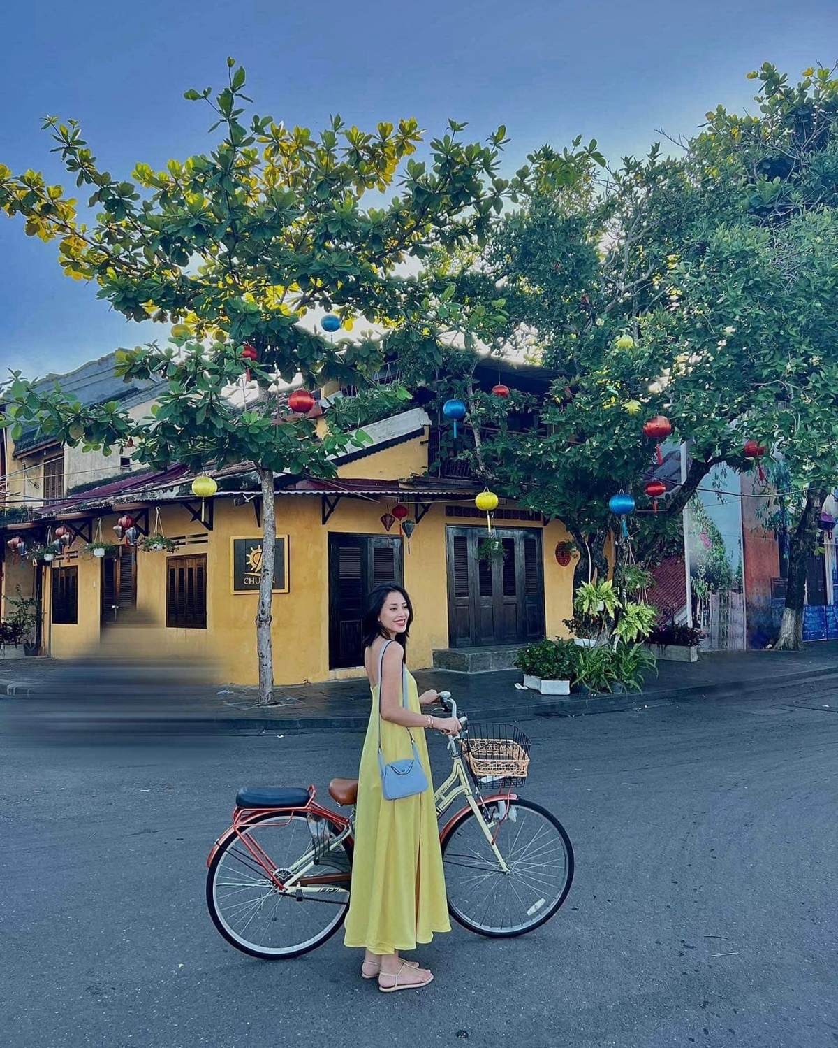 Hoa hậu Tiểu Vy khoe sắc xinh đẹp dưới nắng ở quê nhà Hội An