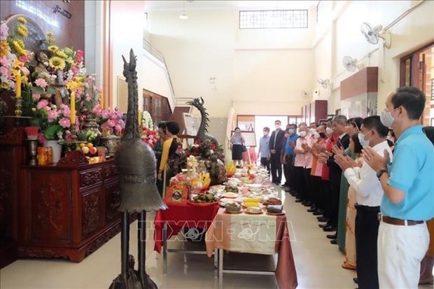 vietnamese in thailand offer incense to commemorate president ho chi minh picture 1