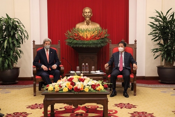 Trưởng Ban Kinh tế Trung ương Trần Tuấn Anh tiếp đặc phái viên John Kerry