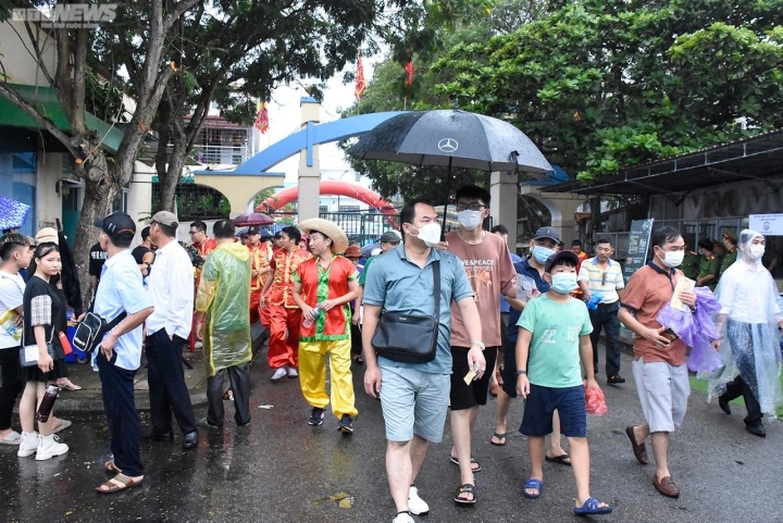 van nguoi doi mua, chen chan ve xem le hoi choi trau Do son, hai phong hinh anh 10