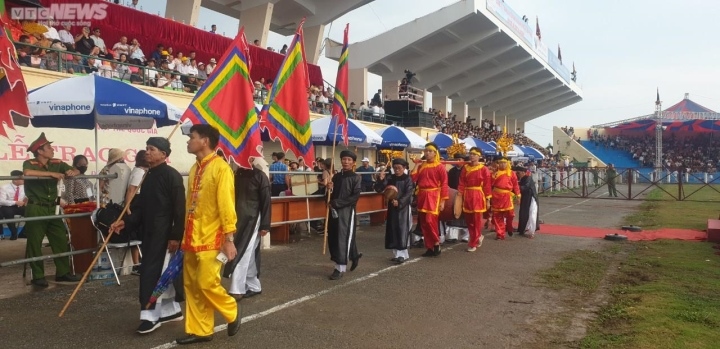 van nguoi doi mua, chen chan ve xem le hoi choi trau Do son, hai phong hinh anh 2