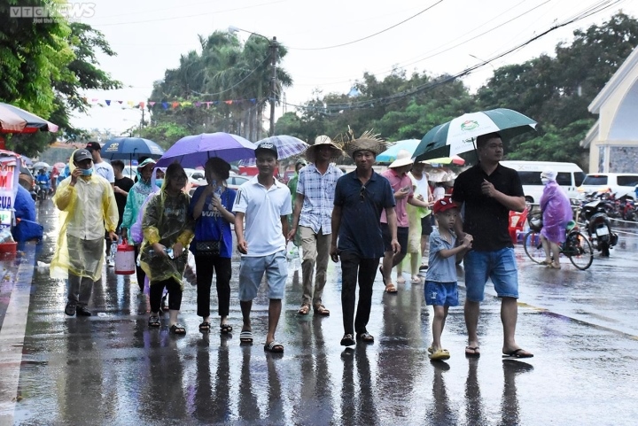 van nguoi doi mua, chen chan ve xem le hoi choi trau Do son, hai phong hinh anh 3