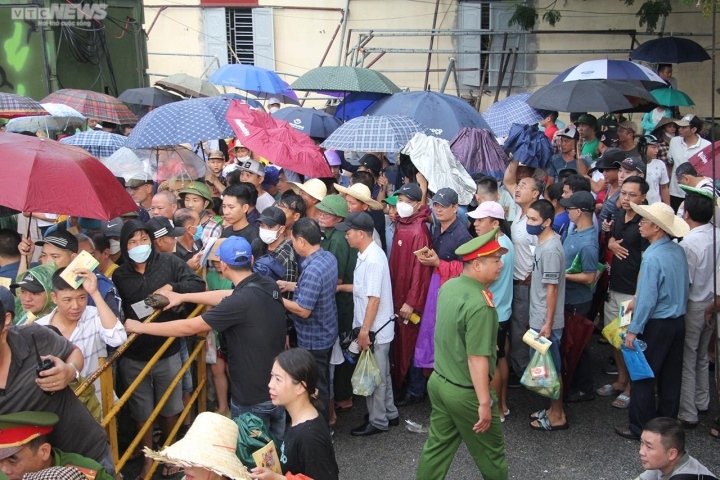 van nguoi doi mua, chen chan ve xem le hoi choi trau Do son, hai phong hinh anh 5