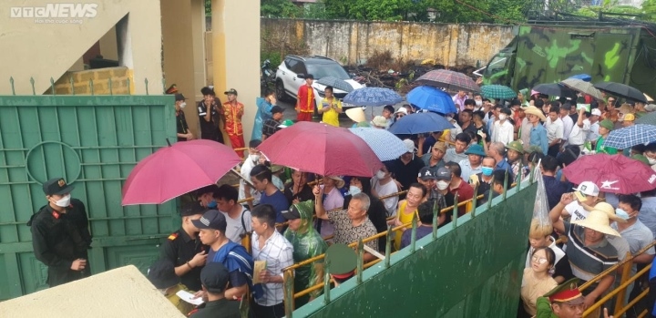 van nguoi doi mua, chen chan ve xem le hoi choi trau Do son, hai phong hinh anh 6