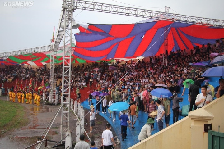 van nguoi doi mua, chen chan ve xem le hoi choi trau Do son, hai phong hinh anh 7