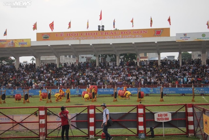 van nguoi doi mua, chen chan ve xem le hoi choi trau Do son, hai phong hinh anh 8