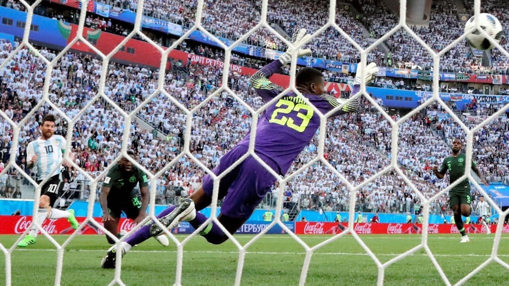 francis uzoho - thu thanh lam nan long ronaldo va cac ngoi sao mu hinh anh 2