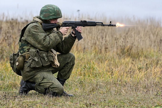 Vì sao Mỹ quyết lùng mua súng trường tấn công AK-74 lợi hại của Nga?