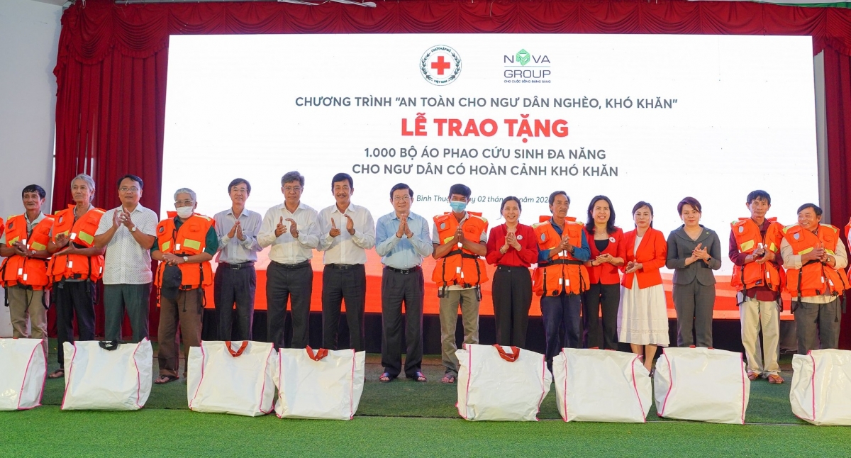 NovaGroup trao tặng 1.000 bộ áo phao cứu sinh đa năng cho ngư dân nghèo