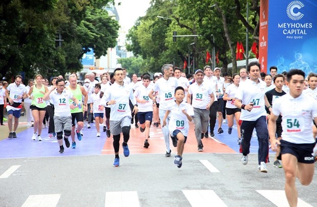 over 1,500 join ha noi moi newspaper run for peace picture 1