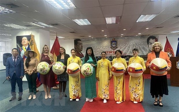 vietnam s traditional long dresses introduced in venezuela picture 1