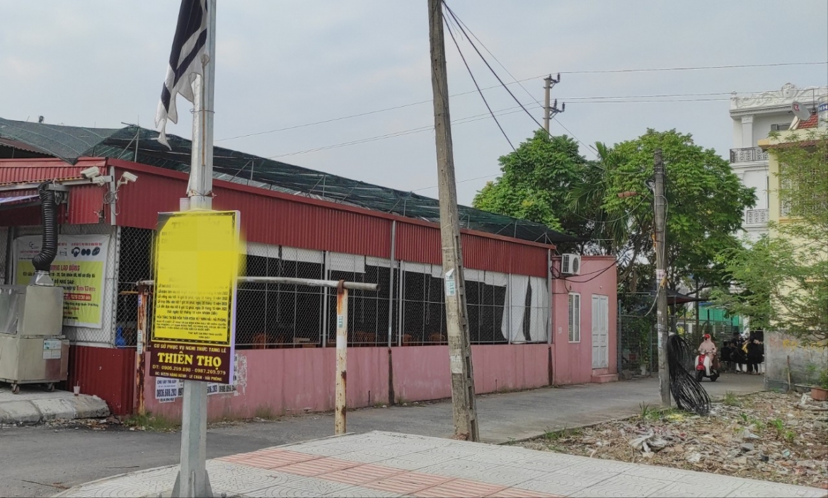 vu nguoi phu nu tu vong trong phong ngu o hai phong nghi pham da bo tron hinh anh 1