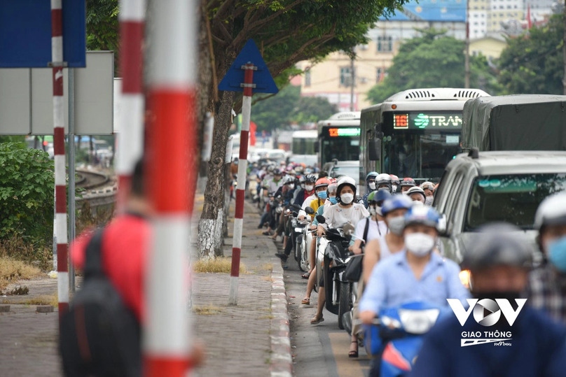 Hạn chế ùn tắc ở Hà Nội là hạn chế phương tiện