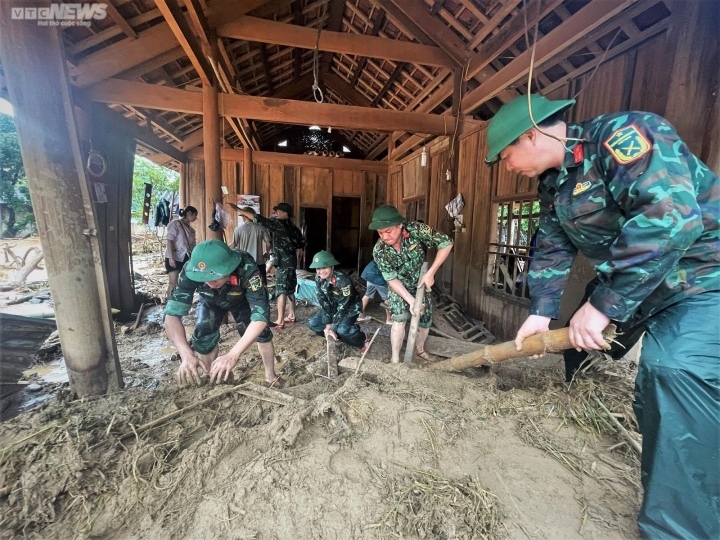 cong an, bo doi loi bien nuoc, dao xoi bun dat giup dan ky son sau lu du hinh anh 2