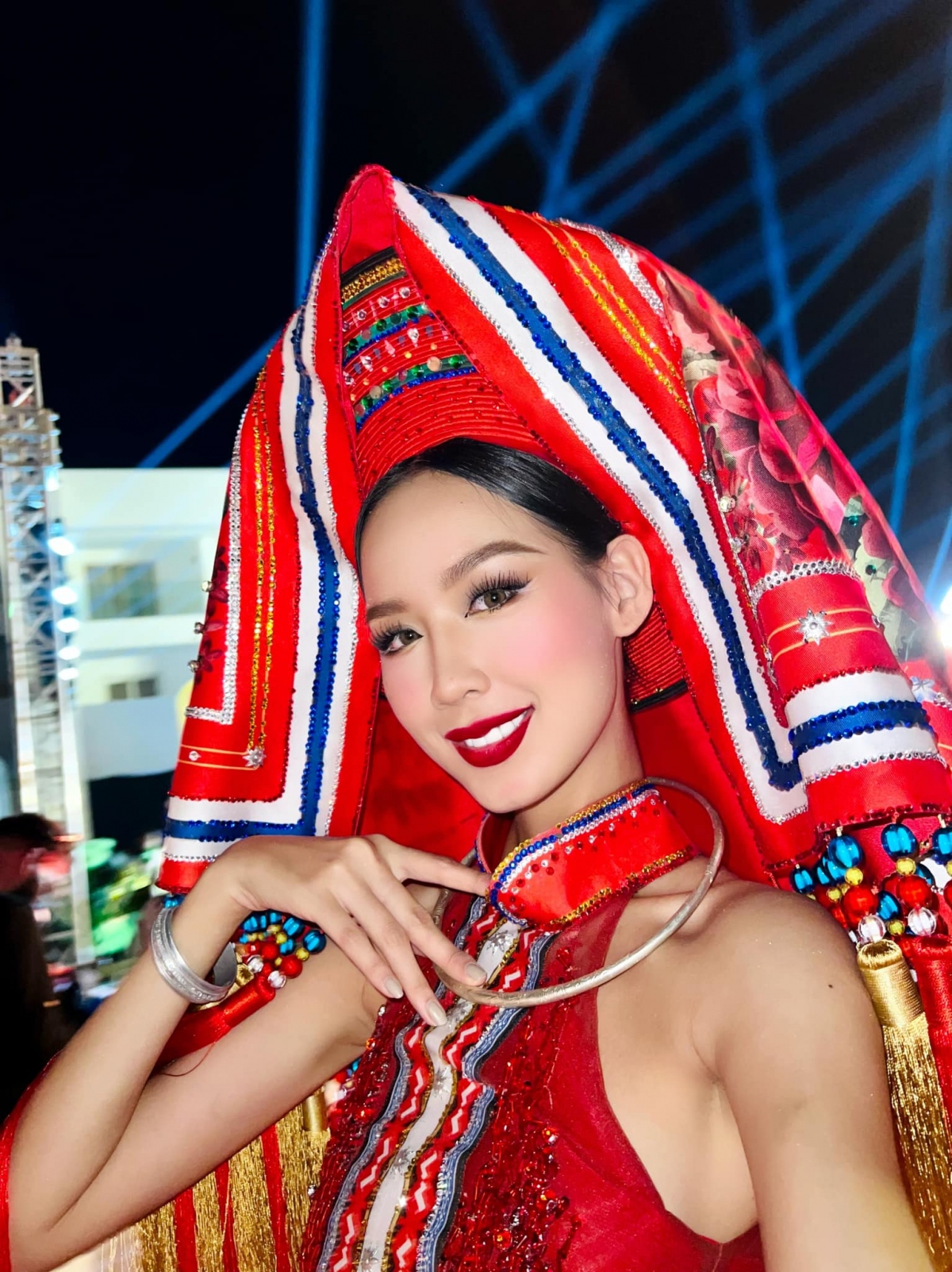 Á hậu Bảo Ngọc gặp sự cố ở phần thi trang phục dân tộc tại Hoa hậu ...