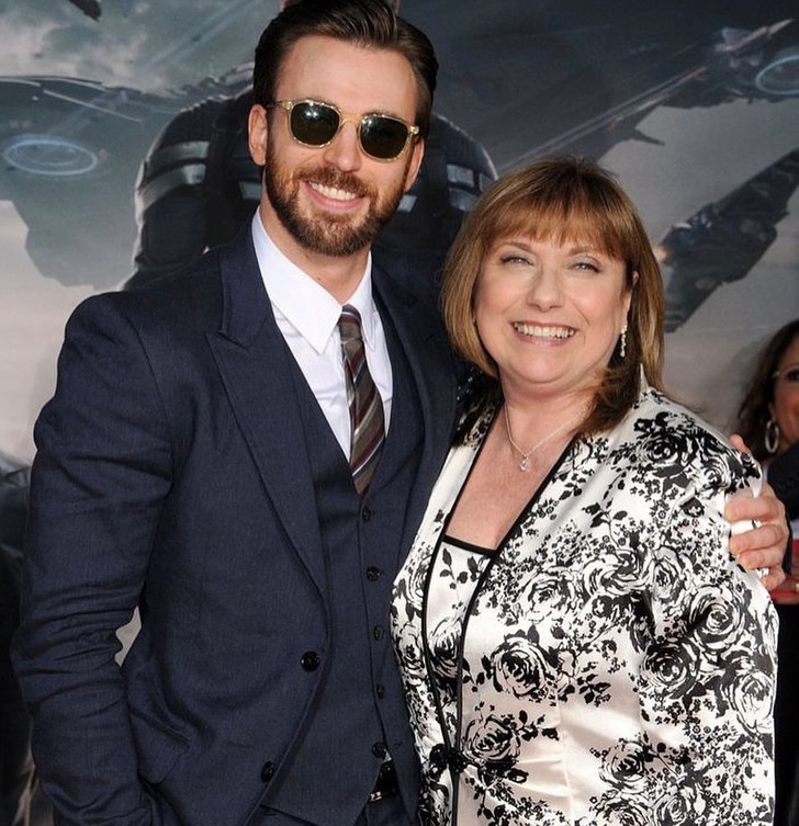 moi quan he dac biet cua chris evans voi me hinh anh 1